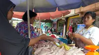 Pedagang ayam potong di Pasar Tradisional Lemabang Palembang (Liputan6.com / Nefri Inge)