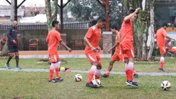 Ambrizal Umanailo, Vava Yagalo, Sutanto Tan tengah berlatih mengotrol bola pada sesi latihan jelang laga melawan Persib Bandung di Bandung, Sabtu (16/7/2016). (Bola.com/Nicklas Hanoatubun)