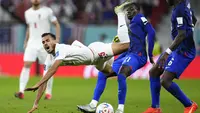 Penyerang Amerika Serikat Tim Weah menantang bek Iran Abolfazi Jalali pada laga pamungkas Grup B Piala Dunia 2022 di Stadion Al Thumama, Rabu (30/11/2022) dini hari WIB. Dengan hasil ini, Amerika Serikat lolos ke babak 16 besar Piala Dunia 2022 menghadapi juara Grup A, Belanda pada Sabtu (3/12/2022). (AP Photo/Manu Fernandez)