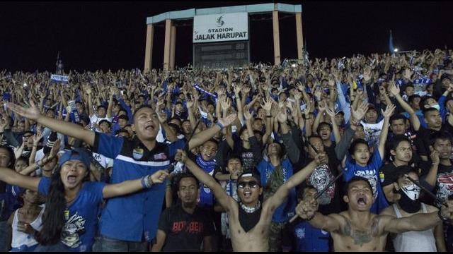 Tabuhan alat musik dan nyanyian dari Bobotoh terus mengiringi langkah Persib. Alhasil tambahan semangat itupun membantu Maung Bandung menaklukkan Martapura F.C empat gol tanpa balas.