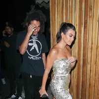 Kourtney Kardashian sepertinya tak ingin lama sendiri. Ia terlihat akrab dengan Luka Sabbat. (BackGrid - HollywoodLife)