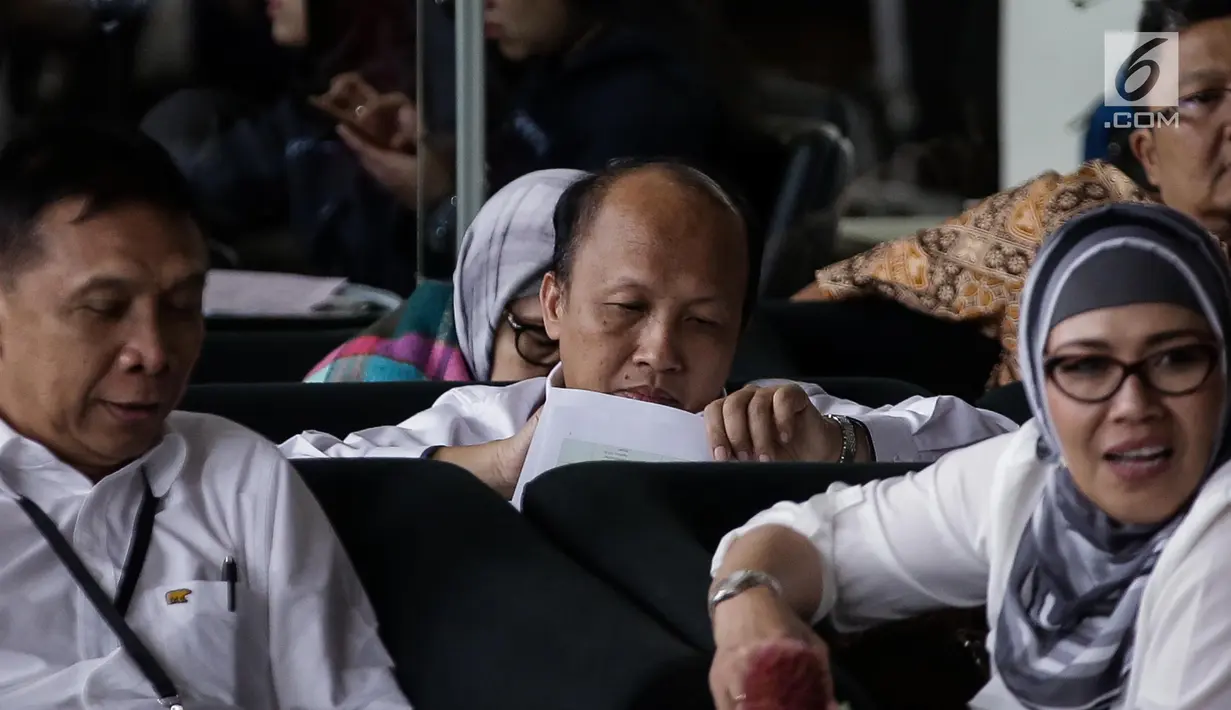 Sekjen Kemendes PDTT Anwar Sanusi membaca dokumen di ruang tunggu KPK sebelum menjalani pemeriksaan, Senin (6/5). Anwar diperiksa untuk tersangka Sugito dalam dugaan suap pemberian opini WTP dari BPK terhadap Kemendes PDTT. (Liputan6.com/Faizal Fanani)