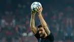 Penyerang Arsenal, Olivier Giroud melakukan selebrasi dengan mengangkat bola usai mencetak hattrick melawan Olympiakos di Stadion Georgios Karaiskakis, Piraeus, Yunani  (9/12). Arsenal menang atas Olympiakos dengan skor 3-0. (Reuters/Andrew Couldridge)