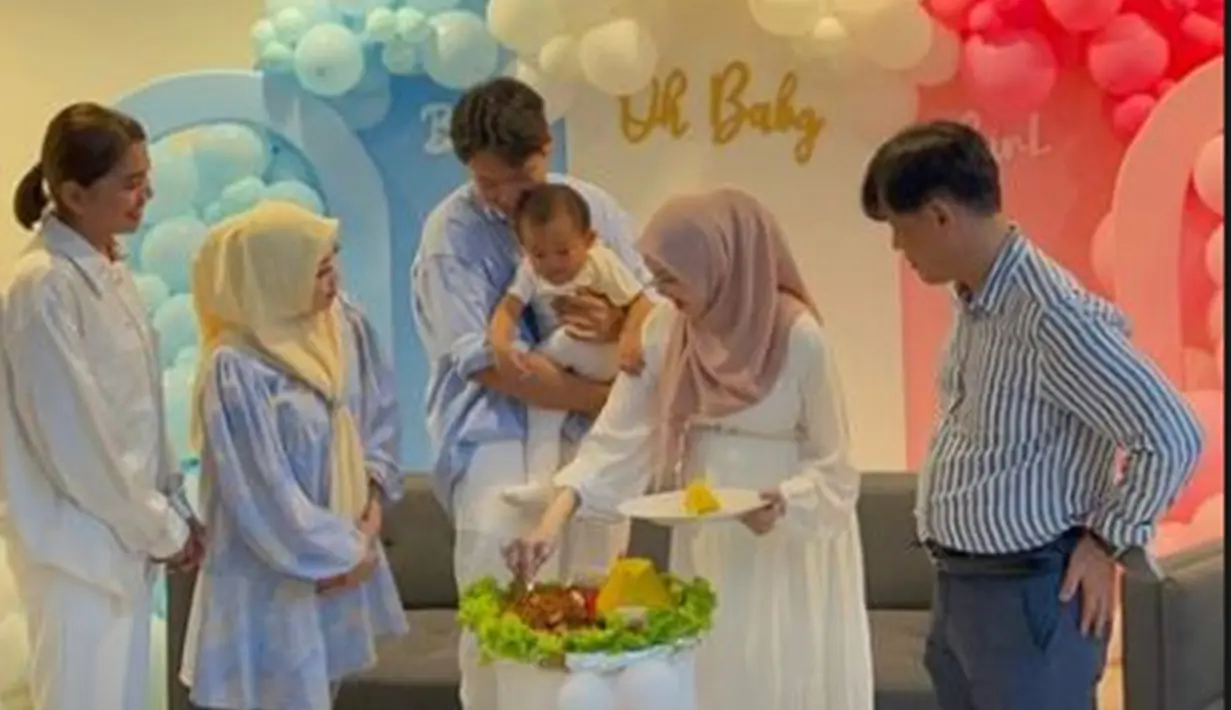 Dihadiri oleh keluarga dan kerabat dekat, acara tasyakuran juga diwarnai dengan prosesi potong tumpeng yang dilakukan oleh si ibu hamil. Acara berjalan dengan khidmat sekaligus meriah. Pasangan mualaf itu pun begitu bahagia seakan tidak sabar menunggu kelahiran buah hati kedua mereka. (Liputan6.com/IG/@juliaprt7)