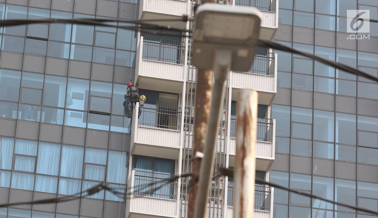 Pekerja membersihkan kaca gedung di Jakarta, Kamis (18/10). Kepesertaan BPJS Ketenagakerjaan tahun 2018 sebanyak 29,6 juta peserta aktif, atau tumbuh 12,9% dari jumlah peserta aktif tahun 2017 sebanyak 26,2 juta peserta. (Liputan6.com/Immanuel Antonius)