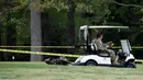 Penyidik memeriksa puing helikopter Blackhawk milik Angkatan Darat AS yang jatuh di lapangan golf di Maryland Selatan, Senin (17/4). Helikopter tersebut berputar sebelum jatuh di antara hole ketiga dan keempat di lapangan golf itu. (AP Photo/Alex Brandon)