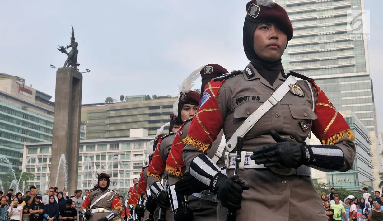 Anggota polisi wanita (polwan) dari Divisi Taktikal melakukan atraksi seni ketangkasan senjata di area car free day, Bundaran Hotel Indonesia (HI), Jakarta, Minggu (28/4/2019). Kelihaian dipertontonkan dalam memeriahkan Hari Kartini yang jatuh pada 21 April 2019 lalu. (merdeka.com/Iqbal S. Nugroho)