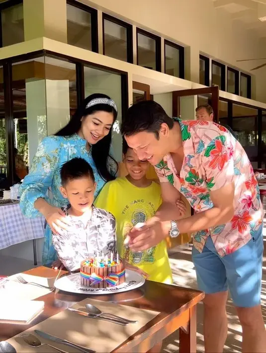 <p>Banyak orang yang menilai jika Kai akan mengikuti jejak orangtuanya. Pasalnya di usianya yang masih muda, ia sudah terlihat tampan memesona. [Foto: instagram.com/titi_kamall]</p>