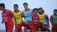 Gelandang bertahan baru Bali United Tegar Infantrie (tiga dari depan) saat sesi latihan fisik dengan Bali United di Training Center Bali United pada Senin sore (15/5/2023). (Bola.com/Alit Binawan)
