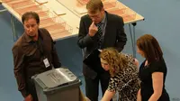 Penghitungan hasil pemungutan suara di pemilu Inggris. (BBC)