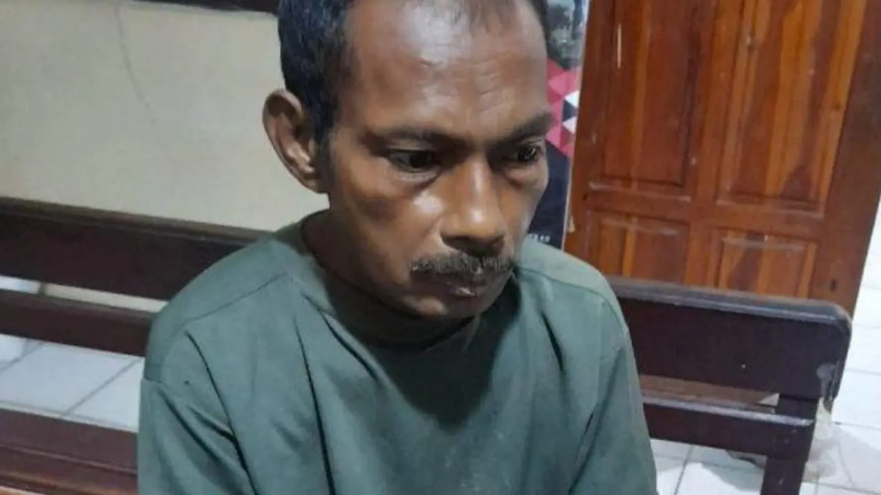 Foto: ST, pelaku pembunuhan saat diamankan polisi (Liputan6.com/Ola Keda)
