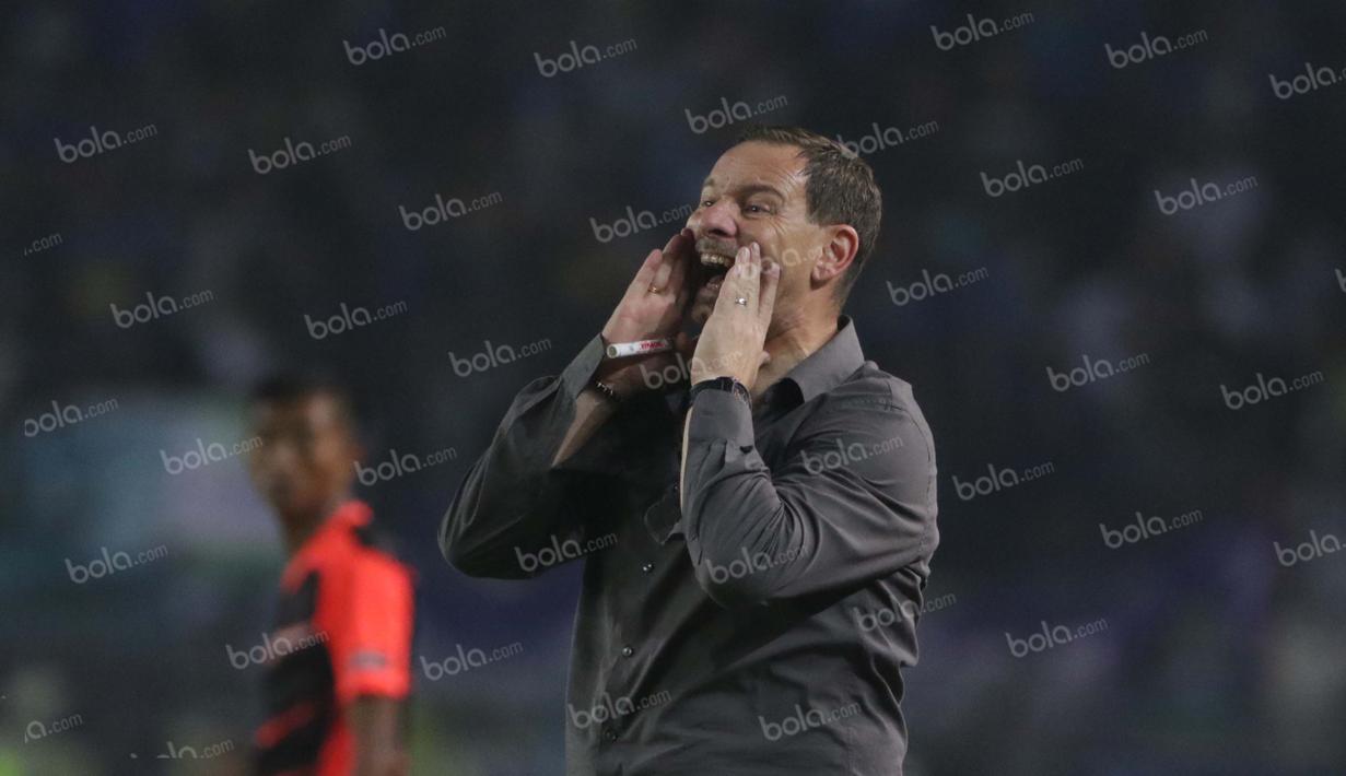 Pelatih Persib Bandung Dejan Antonic memberkan instruksi kepada anak asuhnya pada laga semifinal Torabika Bhayangkara Cup 2016 di Stadion Si Jalak Harupat, Bandung, Rabu (30/3/2016). (Bola.com/NIcklas Hanoatubun)