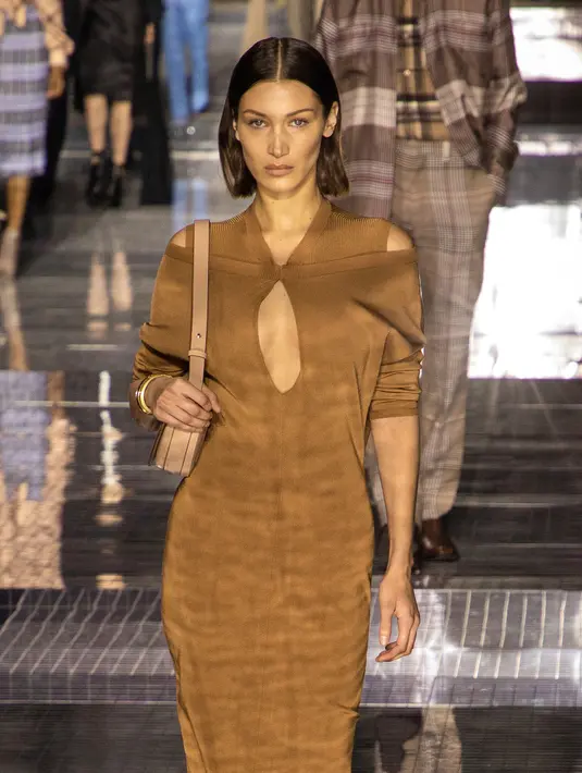 Model Bella Hadid memeragakan busana koleksi Burberry dalam London Fashion Week 2020 di London, Inggris, Senin (17/2/2020). London Fashion Week 2020 berlangsung pada tanggal 14 hingga 18 Februari. (Photo by Vianney Le Caer/Invision/AP)