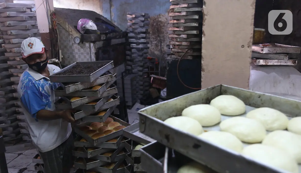 Pekerja menyelesaikan pembuatan roti skala rumahan di kawasan Bendungan Hilir, Jakarta, Selasa (22/6/2021). Realisasi penyaluran Kredit Usaha Rakyat (KUR) tercatat hingga 14 Juni 2021 ini setara dengan 44,26% dari target sebesar Rp253 triliun pada tahun ini. (Liputan6.com/Angga Yuniar)