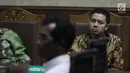 Wali Kota Kendari nonaktif, Adriatma Dwi Putra saat menjalani sidang lanjutan di Pengadilan Tipikor, Jakarta, Rabu (12/9). Sidang beragendakan mendengarkan keterangan saksi meringankan yang dihadirkan penasihat hukum. (Liputan6.com/Herman Zakharia)