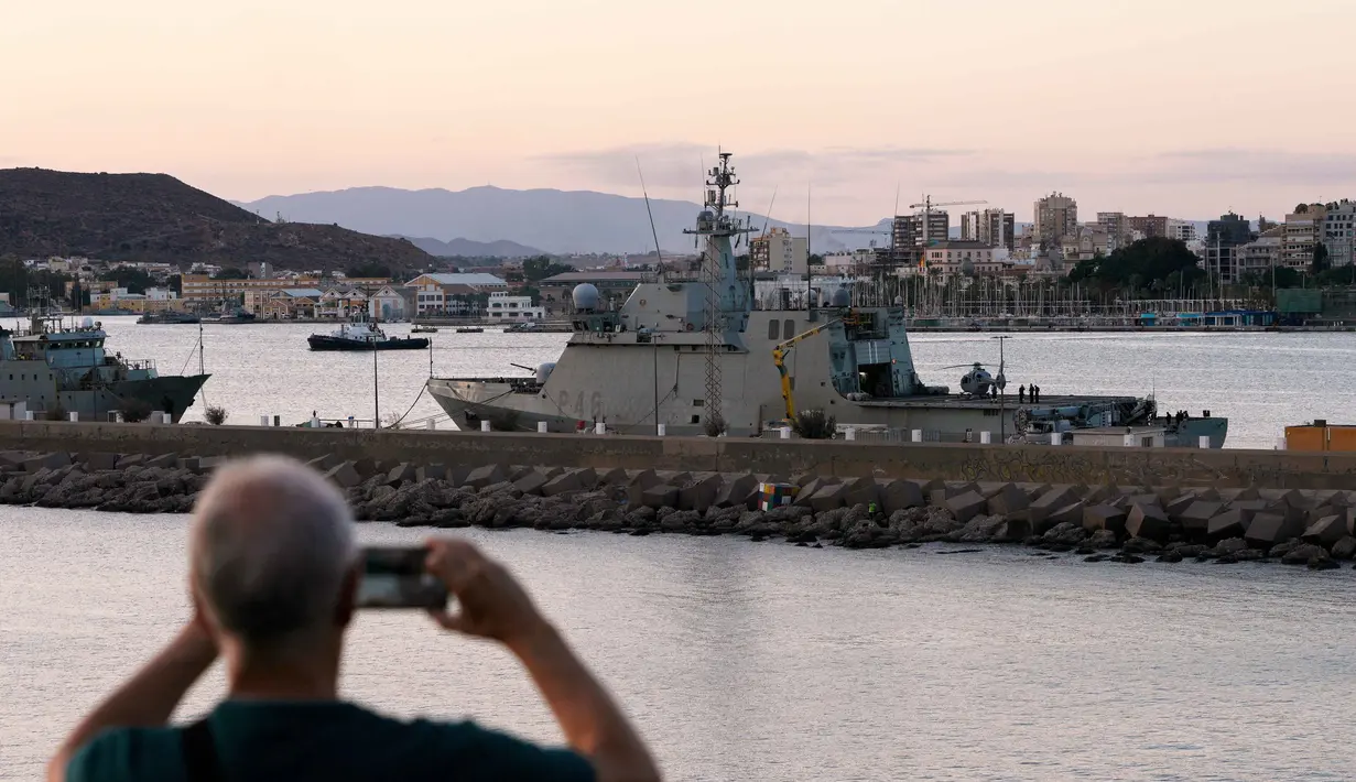 Kapal angkatan laut Spanyol, Furor sesaat sebelum berlayar dari pelabuhan Cartagena ke Mediterania timur, tempat armada bantuan kemanusiaan menuju Gaza berada, di Murcia, Spanyol, Kamis 25 September 2025. (AP Photo/Alfonso Duran)