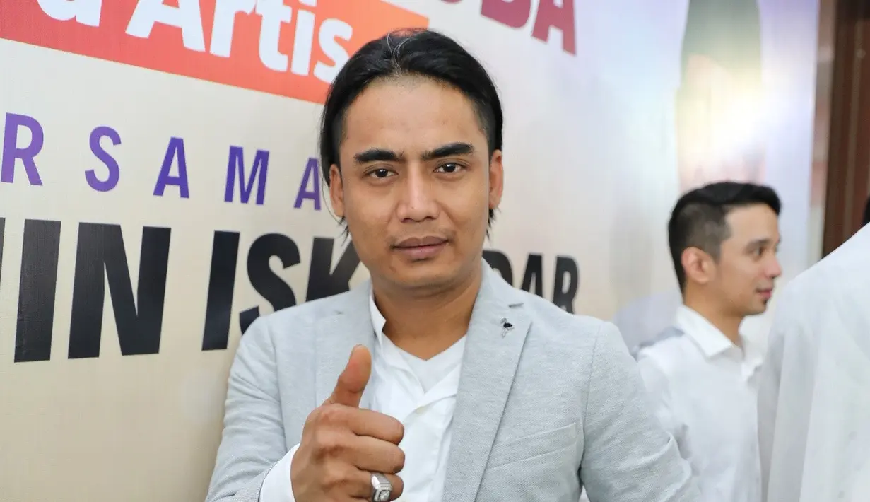 Terlihat puluhan artis hadir dalam acara Salawat Anti Narkoba yang digelar di Gedung Serba Guna Masjid Baiturahman, komplek Parlemen, Senayan, Jakarta, Selasa (6/3/2018). (Adrian Putra/Bintang.com)