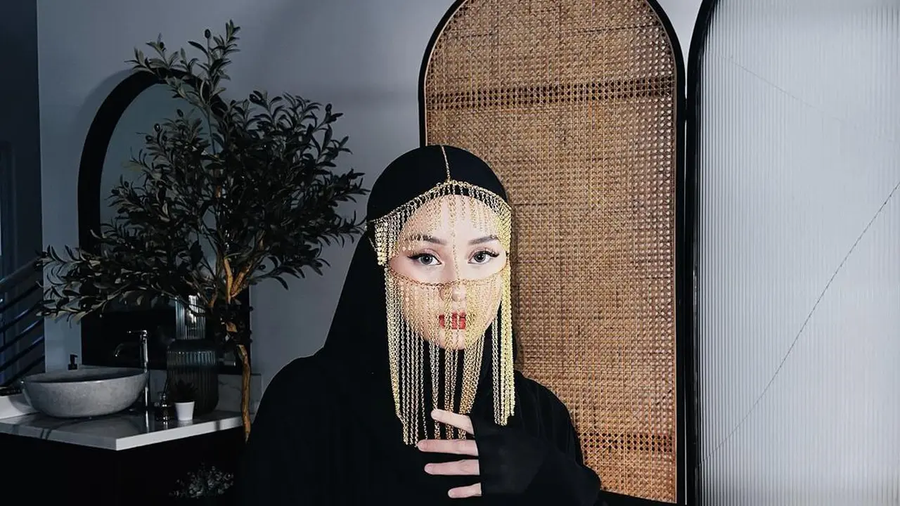 Potret Dinda Hauw Tampil Menawan Bergaya Arabian Pakai Abaya dan Gold Face Mask