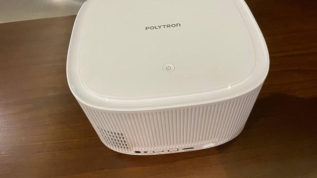 Proyektor cerdas Polytron yang hadir dengan Netflix dan YouTube serta build in speaker (Liputan6.com/ Agustin Setyo Wardani)