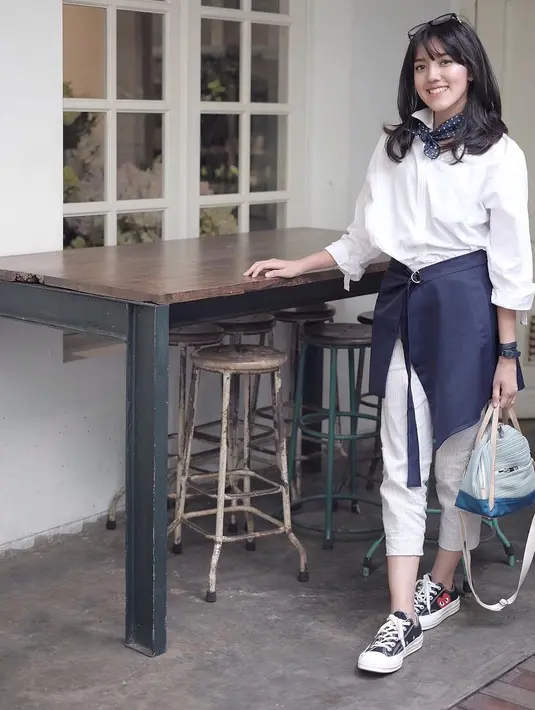 Kalau yang satu ini, saat Ify masih berambut panjang. Memakai celana dan kemeja putih, Ify mengikatkan scarfnya di bagian kerah kemeja tersebut. Warna navy blue scarfnya senada dengan kain yang diikatkan di pinggang. (Instagram/Ifyalyssa)