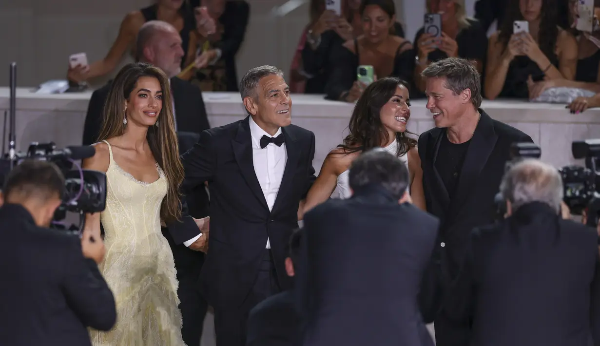 Brad dan Ines juga berkumpul dengan George dan Amal Clooney di karpet merah. (Photo by Vianney Le Caer/Invision/AP)