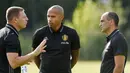 Asisten pelatih Belgia, Thierry Henry  (tengah) berbincang dengan asisten pelatih Graeme Jones (kiri)  dan Pelatih Kepala Roberto Martinez (kanan) pada sesi latihan sebelum melawan Spanyol di Neerpede, (29/8/2016). (AFP/John Thys)