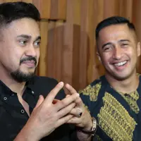 Para presenter kondang yang terkenal dengan D’T3rong Plus, seperti Irfan Hakim, Rina Nose, Ramzi, dan Gilang Dirga akan hadir juga untuk acara komedi saat jam prime time yang akan mengandung pesan moral di dalamnya. (Adrian Putra/Bintang.com)