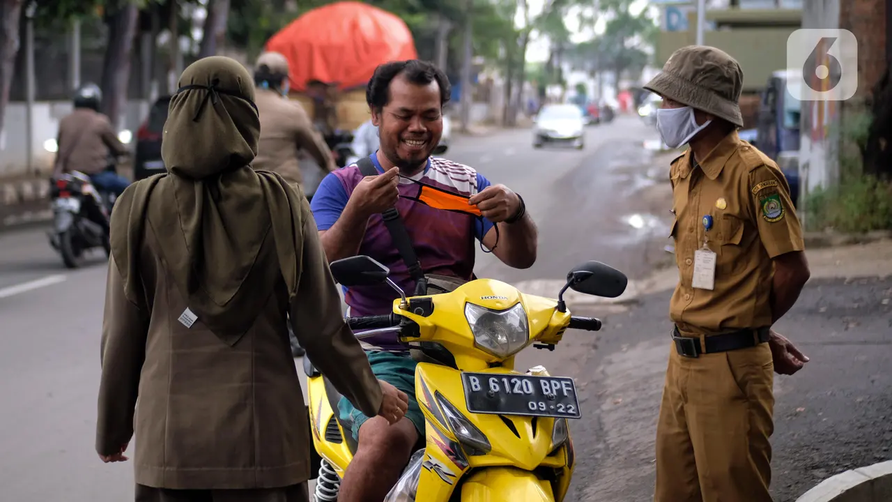 FOTO: Langgar PSBB Tangerang, Sejumlah Warga Dihukum Menyapu