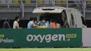 Kiper Timnas Indonesia U-20, Cahya Supriadi dimasukkan ke ambulans menuju rumah sakit usai mengalami cedera dalam pertandingan matchday kedua Kualifikasi Grup F Piala Asia U-20 2023 di Stadion Gelora Bung Tomo, Surabaya, Jumat (16/9/2022). (Bola.com/Ikhwan Yanuar)