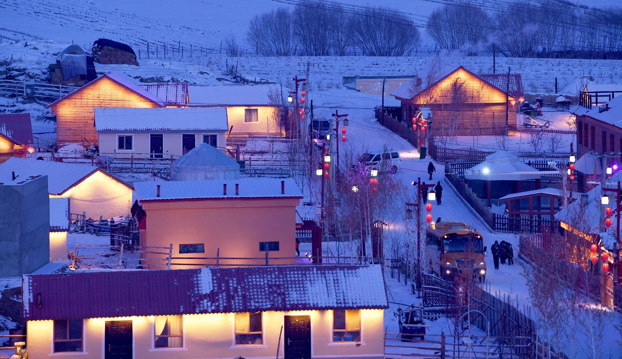 Foto yang diabadikan pada 25 Desember 2020 ini menunjukkan pemandangan musim dingin di Desa Talat di Koktokay, wilayah Fuyun, Daerah Otonom Uighur Xinjiang, China barat laut. Berlokasi di dekat hulu Sungai Ertix, Desa Talat dijuluki sebagai "desa pertama di sepanjang Sungai Ertix". (Xinhua/Sadat)