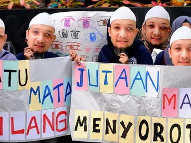 Siswa anti korupsi melakukan aksi teatrikal di depan Gedung KPK, Jakarta, Rabu (9/8). Mereka menuntut Presiden Jokowi segera membentuk Tim Gabungan Pencari Fakta untuk mengusut tuntas kasus yang menimpa Novel Baswedan. (Liputan6.com/Helmi Fithriansyah)