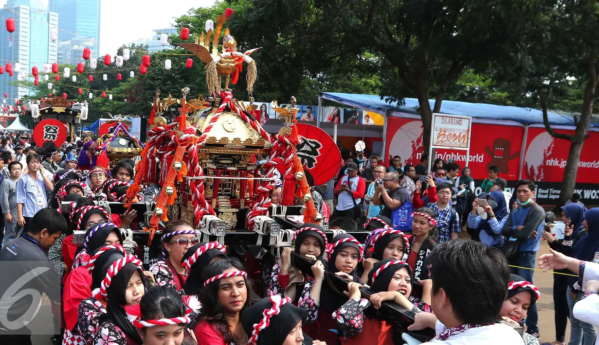 Arak-arakan kebudayan Jepang saat Jak-Japan Matsuri di Senayan, Jakarta, Sabtu (3/9). Jak-Japan Matsuri tersebut menampilkan beragam pentas seni dan budaya khas Jepang. (Liputan6.com/Angga Yuniar)