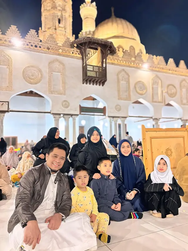 6 Potret Artis Itikaf di Masjid Ramadhan 2025, Raffi Ahmad hingga Angel Lelga