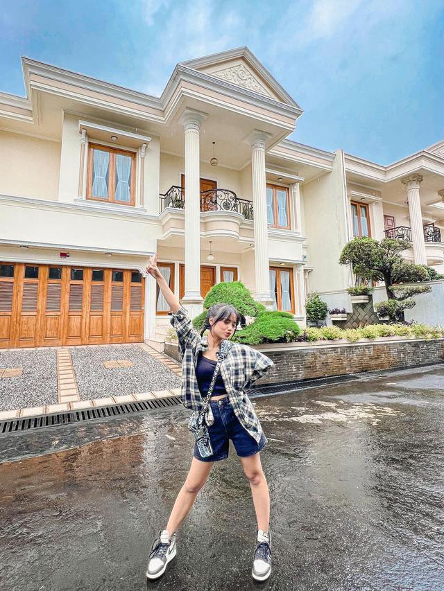 7 Potret Rumah Mewah Milik Fuji di Cilandak, Ditaksir Capai Rp 12 Miliar