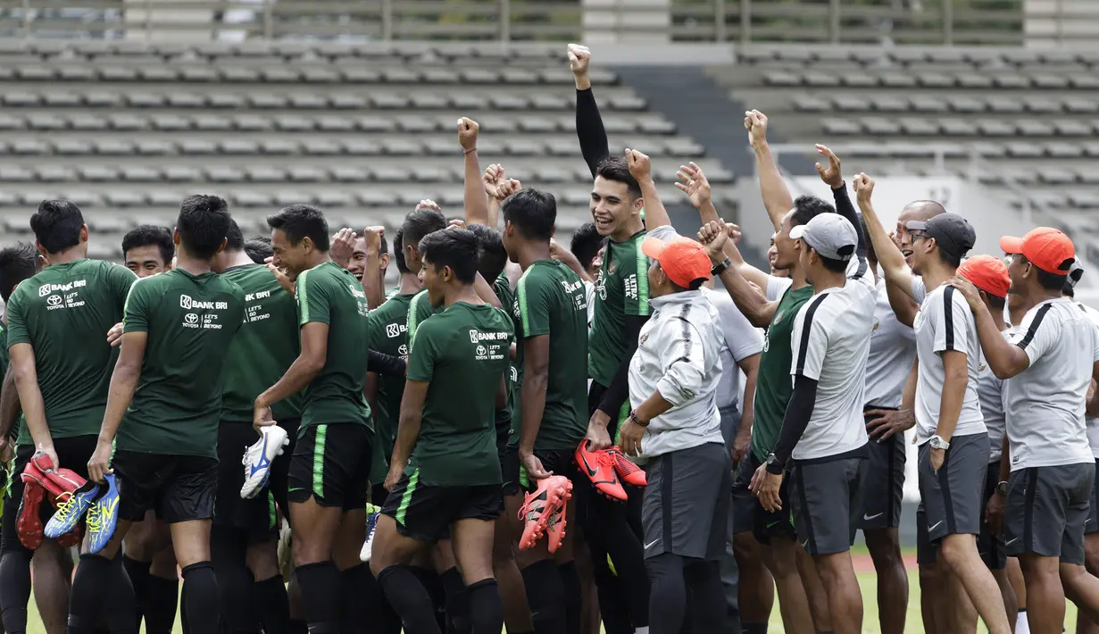 Para pemain Timnas Indonesia U-22, berkumpul usai latihan di Stadion Madya Senayan, Jakarta, Selasa (29/1). Latihan ini merupakan persiapan jelang Piala AFF U-22. (Bola.com/Yoppy Renato)