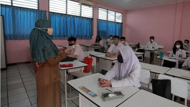 Banner Infografis Klaster Covid-19 Bermunculan di Sekolah Selama PTM Terbatas. (Liputan6.com/Trieyasni)