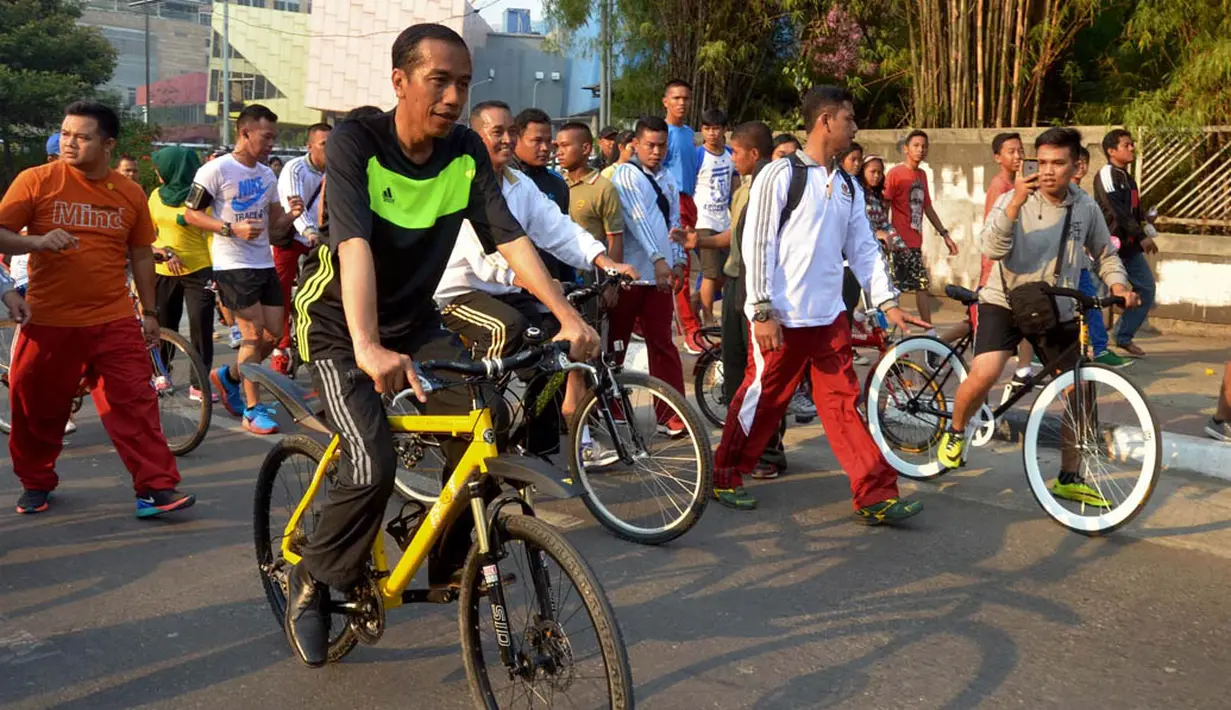 Dalam perjalanan pulang, Presiden Jokowi berganti aktivitas dengan bersepeda menuju Lapangan Monas, Jakarta, Minggu (2/11/2014). (Rumgapres/Agus Suparto)  