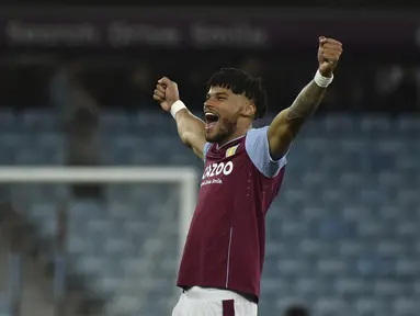 Pemain Aston Villa Tyrone Mings merayakannya kepada para penggemar setelah berakhirnya pertandingan sepak bola Liga Inggris antara Aston Villa dan Fulham di Villa Park, Birmingham, Inggris, Selasa (25/4/2023). Aston Villa memenangkan pertandingan dengan skor 1-0. (AP Photo/Rui Vieira)