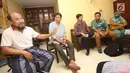 Pemilik PT Assyifa Mandiri Wisata, Ali Zainal Abidin memberikan penjelasan kepada calon jemaah yang mendatangi rumahnya di Pondok Bambu, Jakarta, Kamis (7/9). Mereka menagih janji karena tak kunjung berangkat ke Tanah Suci (Liputan6.com/Immanuel Antonius)