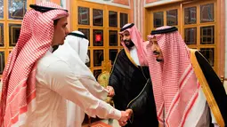 Raja Arab Saudi Salman bin Abdulaziz al-Saud (kanan) dan Putra Mahkota Mohammed bin Salman bertemu dengan anggota keluarga dari jurnalis yang terbunuh, Jamal Khashoggi, di Istana Kerajaan Saudi di Riyadh, Selasa (23/10). (Saudi Press Agency via AP)