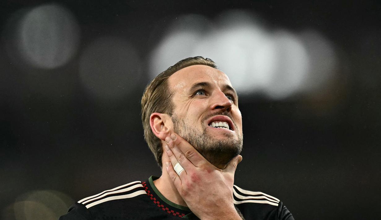 Ekspresi pemain Bayern Munchen, Harry Kane setelah timnya kalah dari Arsenal dalam laga Liga Champions 2025/2026 di Emirates Stadium, London, Rabu (26/11/2025) waktu setempat. (AP Photo/Kin Cheung)
