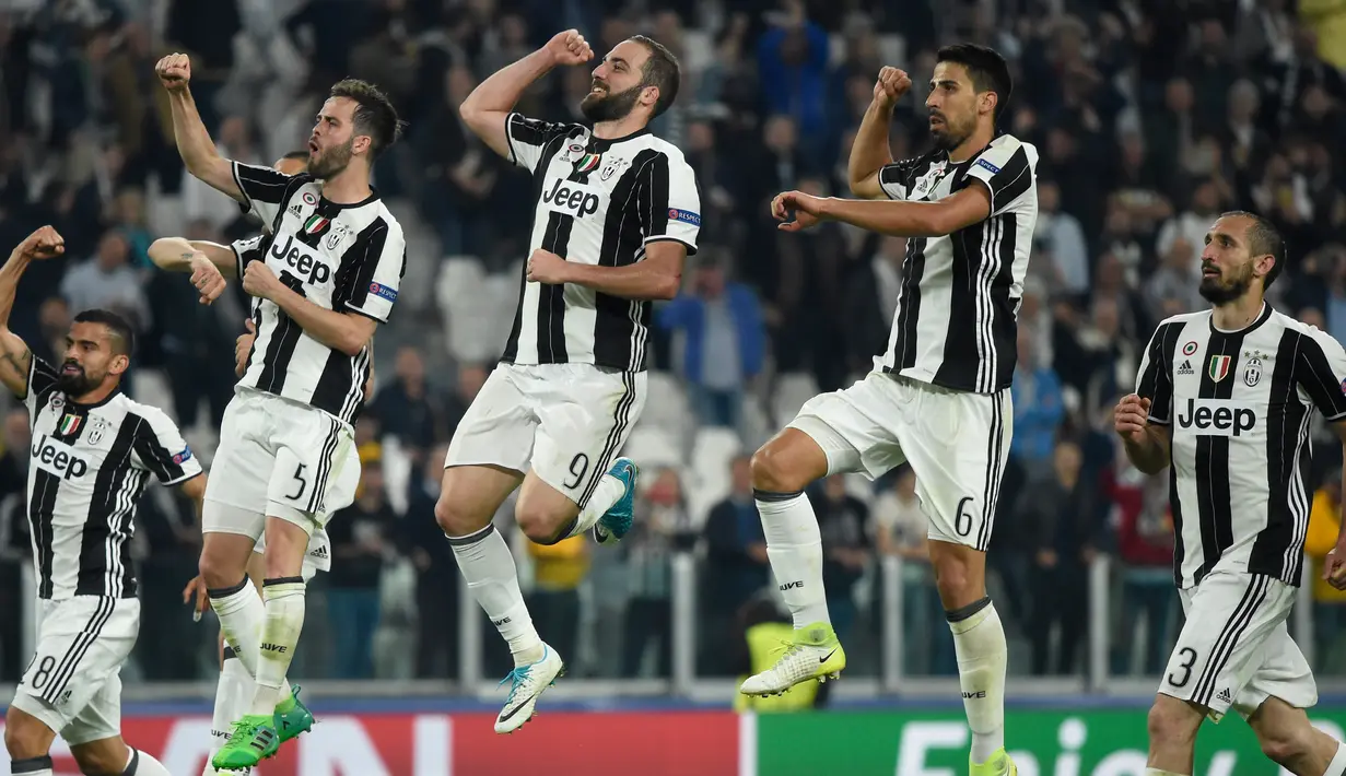 Pemain Juventus berselebrasi usai laga perempat final leg pertama Liga Champions antara Juventus vs Barcelona di Juventus Stadium, Italia, Rabu (12/4). Juve kalahkan Barca dengan skor 3-0. (AFP PHOTO / MIGUEL MEDINA)