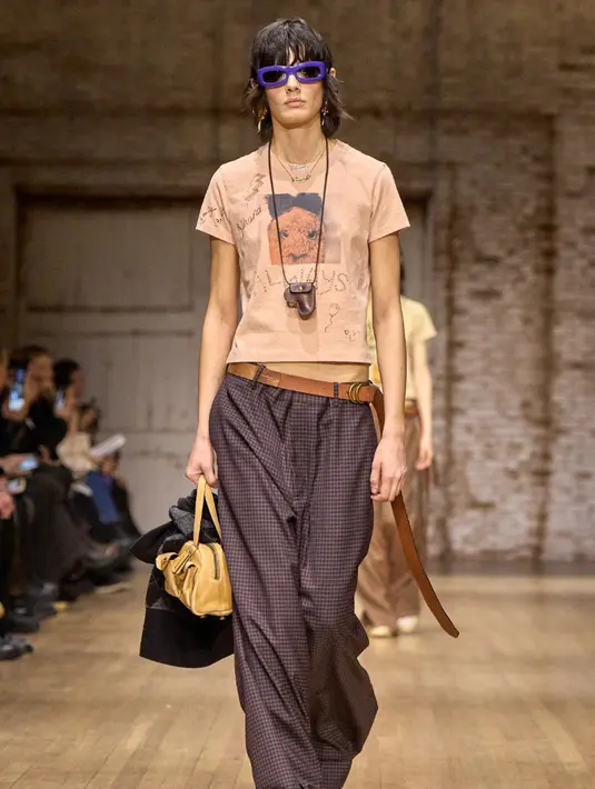 Koleksi ini terinspirasi dari helai pakaian yang telah digunakan dengan cinta yang mencerminkan jati diri penggunanya, koleksi Fall 2025 memiliki siluet unik yang ditunjukkan melalui kaos yang menyusut, sweatshirts, knits, dan jaket. Warna palet yang menunjukkan warna Coach rich tan yang klasik dan warna hitam yang sedikit pudar diberi warna tambahan yang datang dari bahan-bahan aslinya: mélange jersey, light-wash denim, dan sentuhan novelty dalam motif leopard, jahitan metalik dan manik-manik. [Coach]