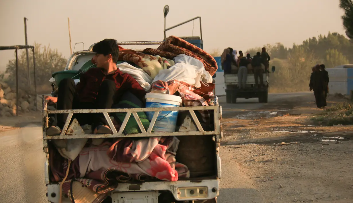 Warga melarikan diri menggunakan mobil saat pasukan Turki memburu milisi Kurdi di Ras al Ayn, Suriah, Rabu (9/10/2019). Pasukan Demokratik Suriah (SDF) mengungkapkan serangan Turki kepada milisi Kurdi menyebabkan serangkaian eksodus massal dari masyarakat dekat perbatasan. (AP Photo/Baderkhan Ahmad)