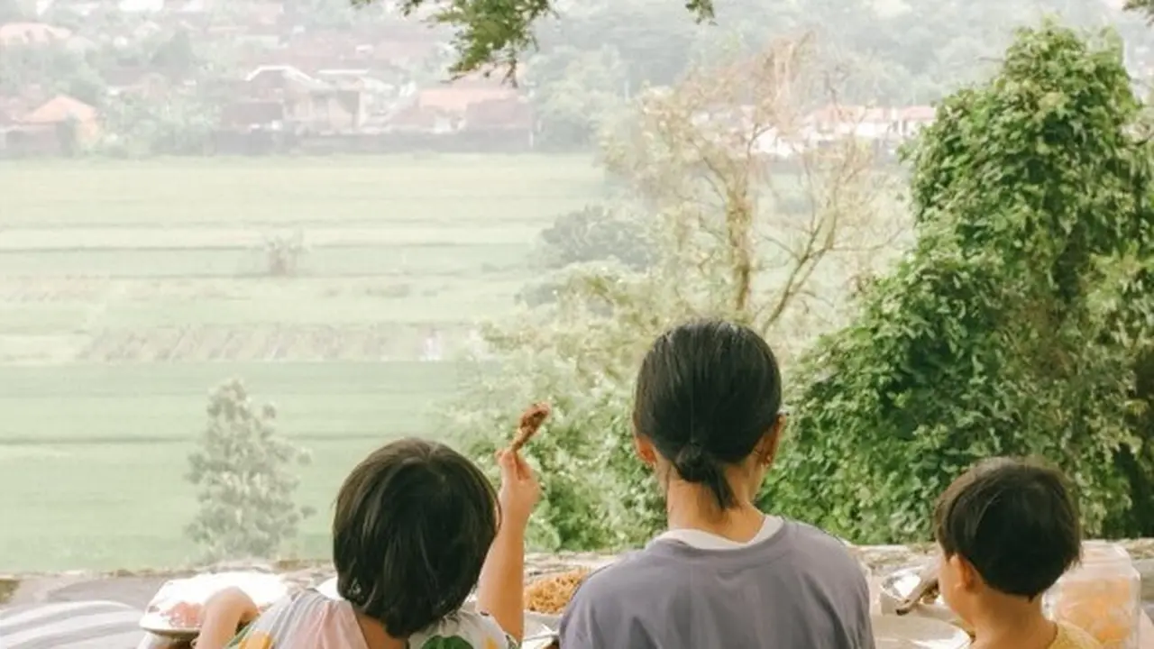 Potret Andien dan anak-anak di Yogyakarta (Sumber: Instagram/andienaisyah)
