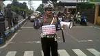 Salah seorang anggota polisi lalu lintas Polres Bangkalan, Madura, Jawa Timur Bripka Komang melakukan aksi lucu dan unik di Traffic Light Junok.Ia menggunakan kalung terbuat dari kertas yang bertuliskan “Khusus Roda Dua, Wajib Nyalakan Lampu Utama ...