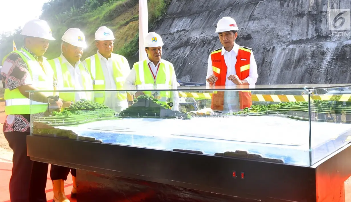 Presiden Joko Widodo atau Jokowi melihat-lihat maket pembangunan bendungan di Cibeureum, Kuningan, Jawa Barat, Jumat (25/5). (Liputan6.com/Pool/Biro Pers Setpres)