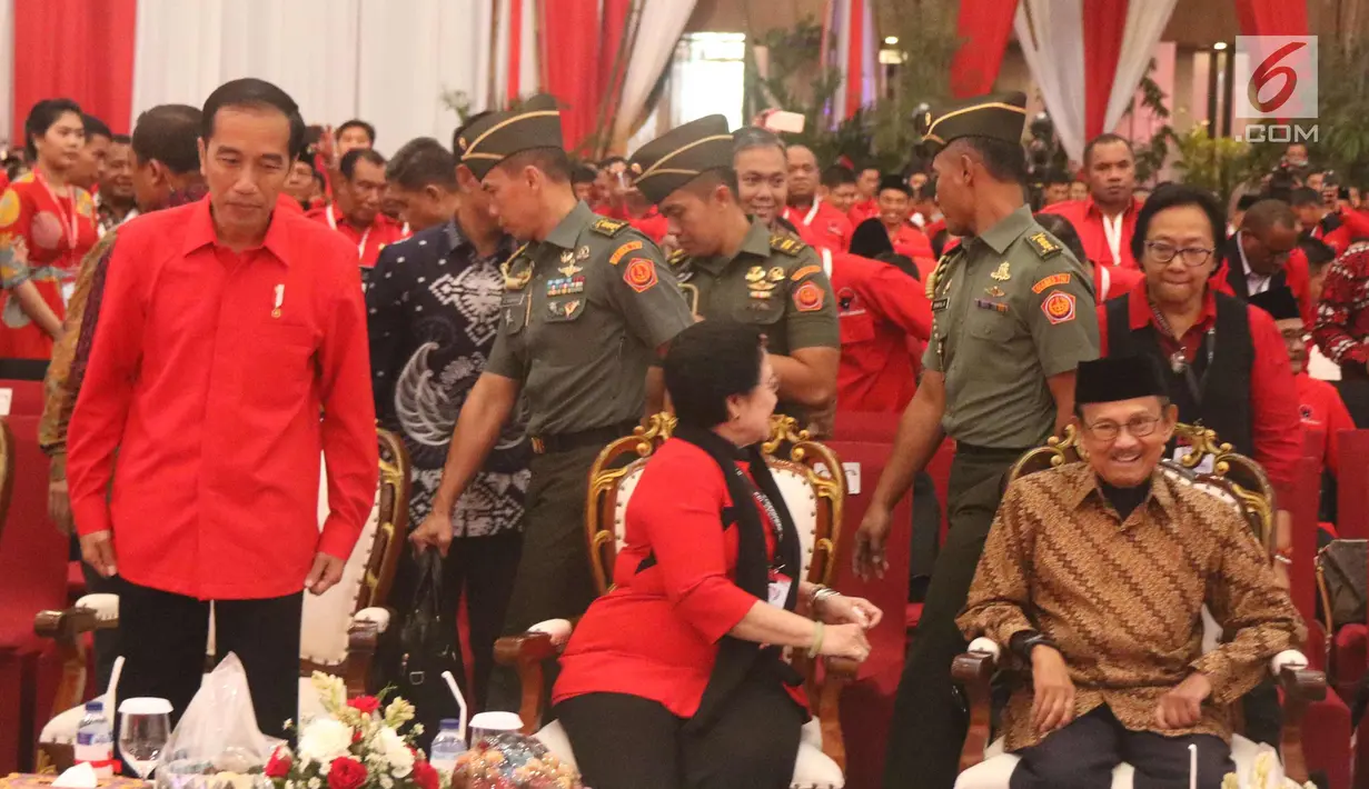 Presiden Jokowi (kiri) saat menghadiri Rakornas Tiga Pilar PDI Perjuangan di ICE BSD, Tangerang Selatan, Sabtu (16/12). Rakornas 3 Pilar PDI P Bidang Ekonomi Kerakyatan mengambil tema ‘Berdikari untuk Indonesia Raya’. (Liputan6.com/Angga Yuniar)