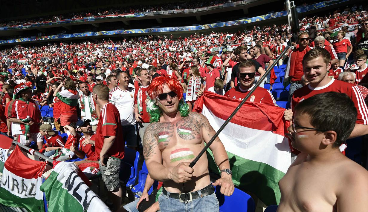 Suporter Hungaria berfoto selfie dengan stik panjang saat laga grup F Euro Cup 2016 antara Hungaria vs Portugal di Stadion Parc Olympique Lyonnais, Decines-Charpieu, (22/6/2016). (AFP/Joe Klamar)