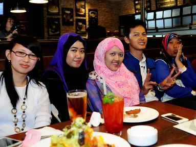 Aktor Fedi Nuril saat ngedate bareng lima orang fans yang beruntung dipilih tim Liputan6.com, di Brewerkz, Jakarta, Selasa (19/5/2015). (Liputan6.com/Faisal R Syam)